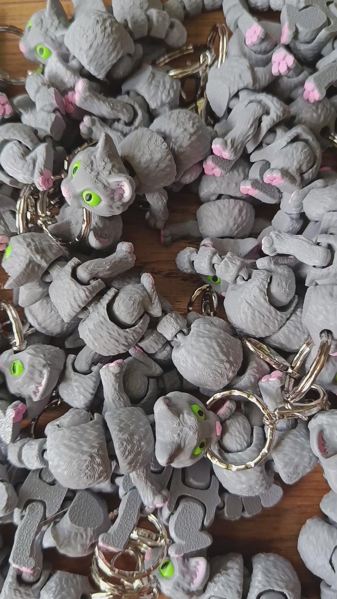 Gray Cat Articulated Keychain – 3D Printed Flexible Cat Fidget Charm